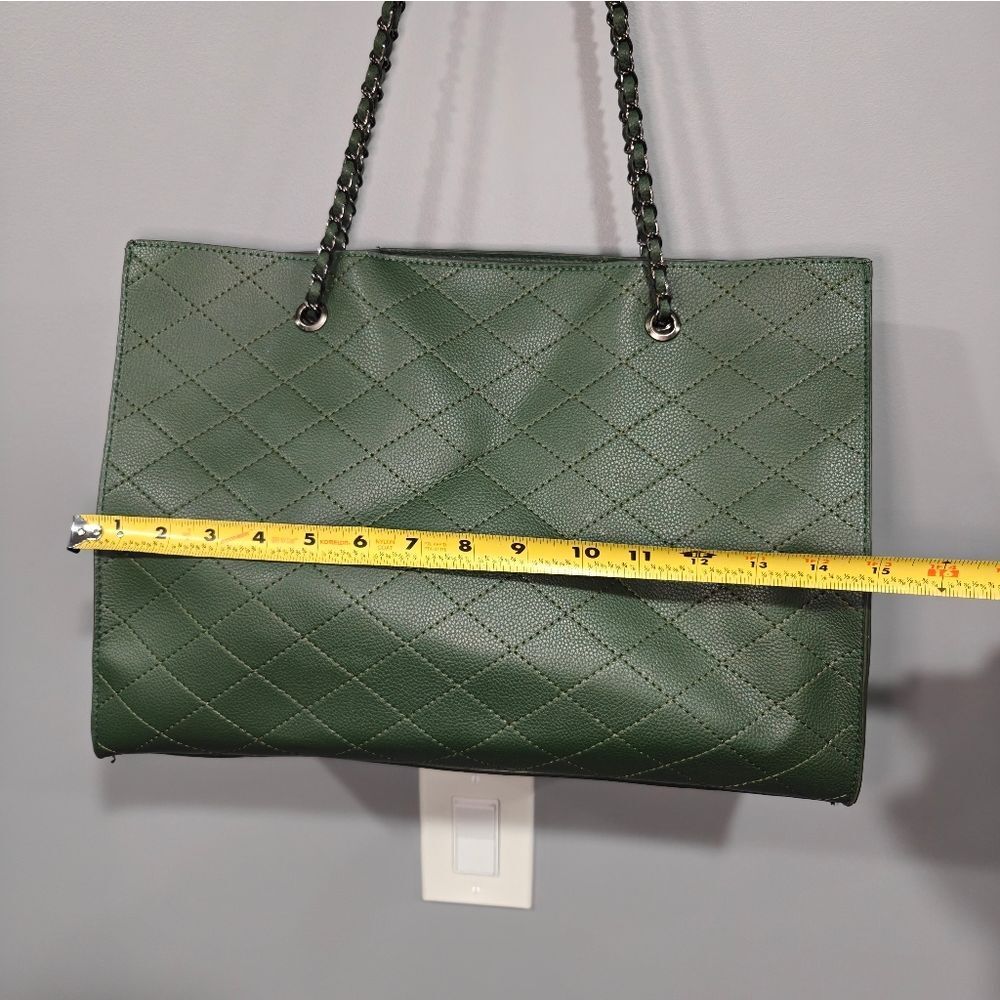 🐢 Green Quilted Vegan Leather Tote. Convertible Strap. - Picture 7 of 15